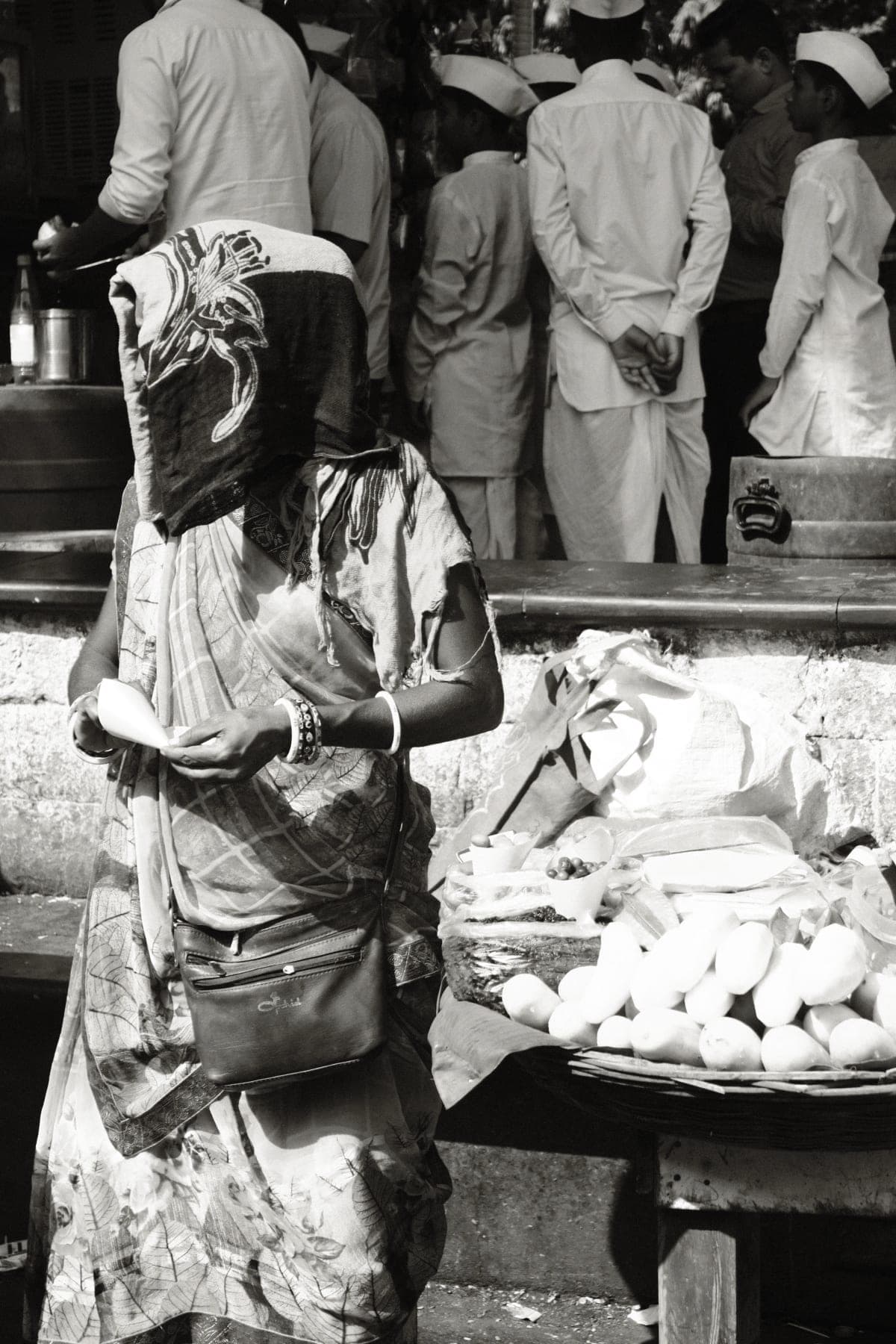 A woman selling "gola" on the streets of Mumbai.